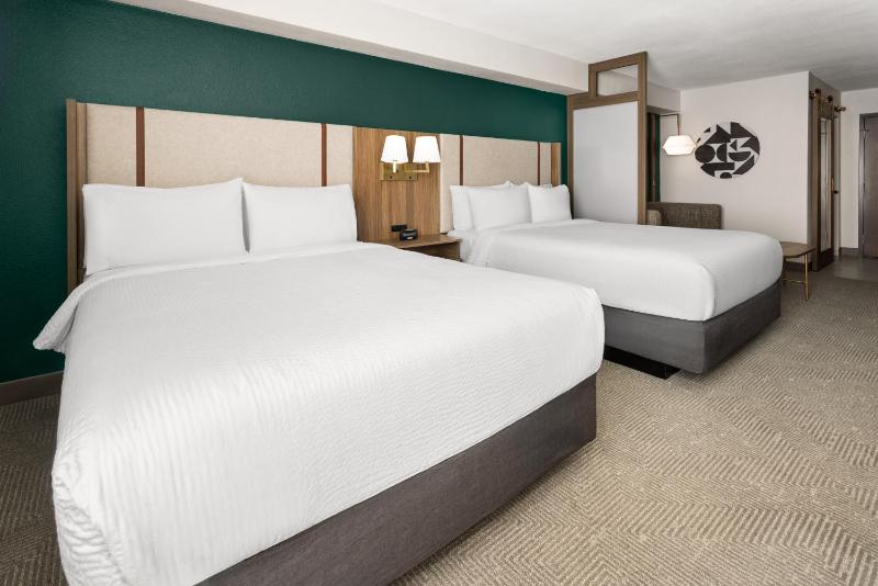 Queen Suite with Two Queen Beds image 3
