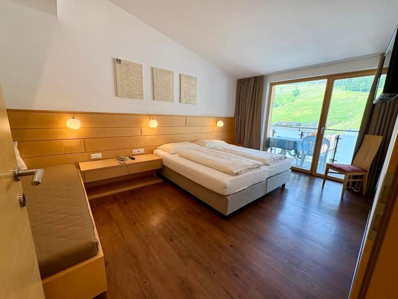 Apartment with Mountain View image 1