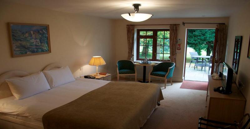 Twin Room with Lake View image 3