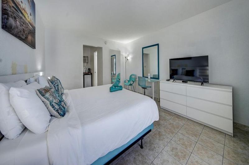 Standard King Room image 4