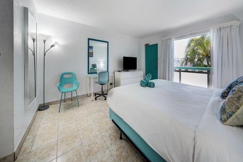 Standard King Room image 2