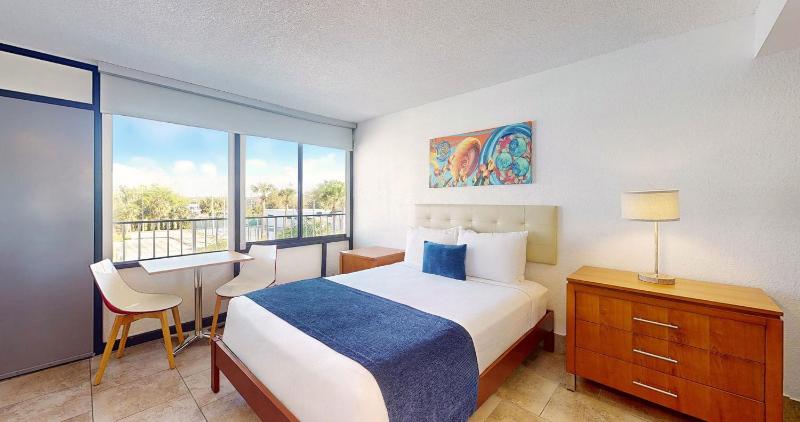 Junior Queen Suite with One Queen Bed image 4