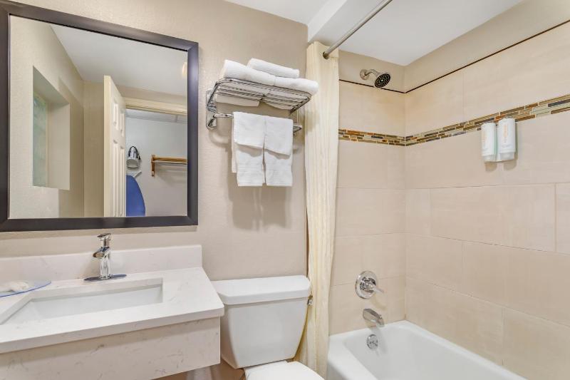 Queen Suite with Two Queen Beds - Non-Smoking image 4