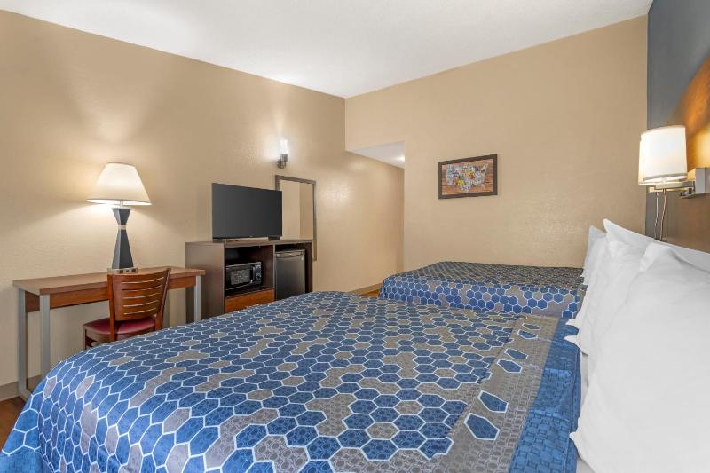 Queen Room with Two Queen Beds - Non-Smoking image 2