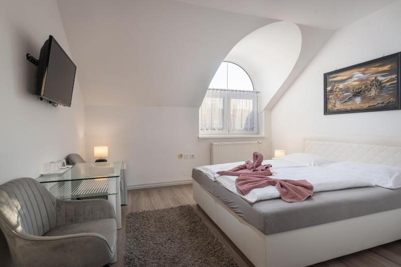 Double Room image 4