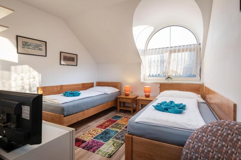 Twin Room image 3