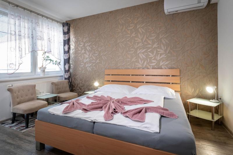 Double Room image 3