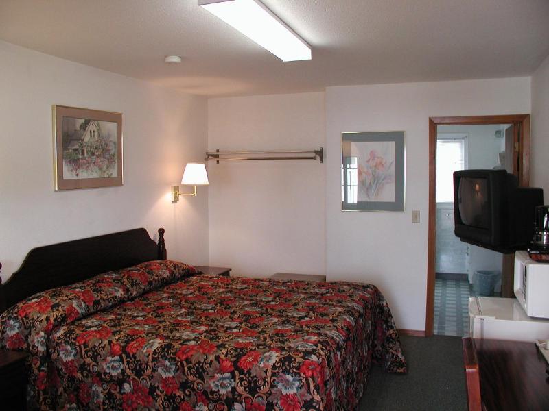 Queen Room - Non-Smoking image 2