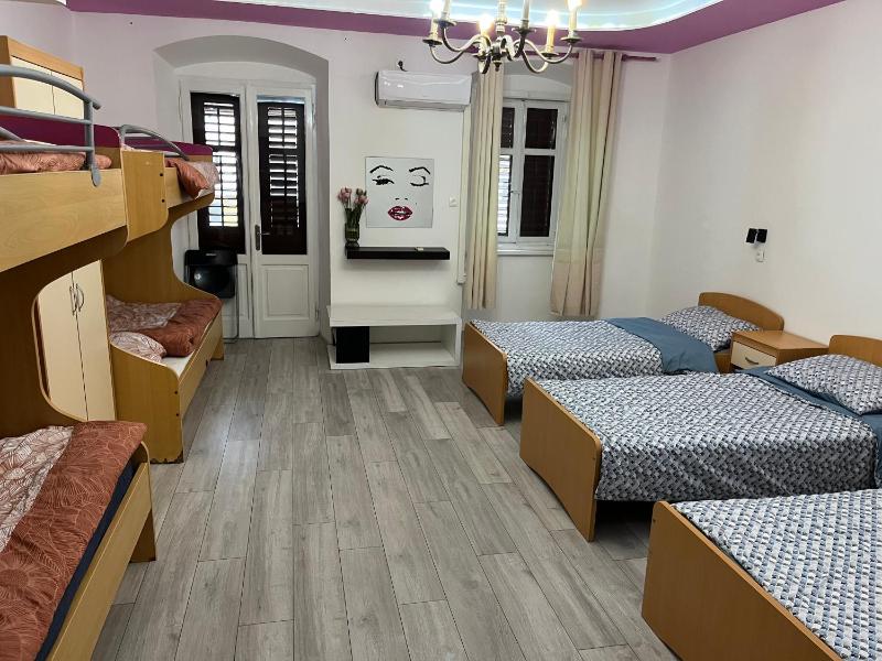 Happy Hostel - image 9