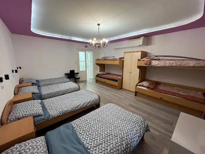 Happy Hostel - image 1