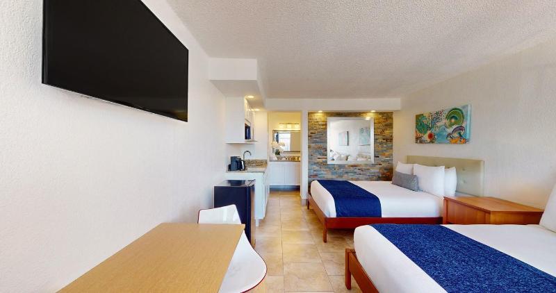 Executive Queen Room with Two Queen Beds image 3