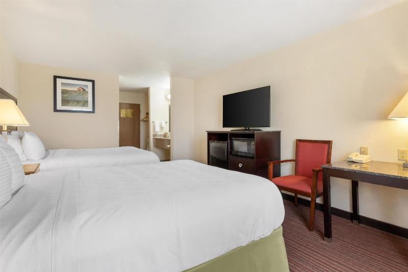 Queen Room with Two Queen Beds - Non-Smoking image 3