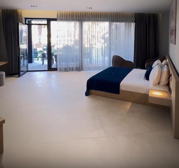 Deluxe Triple Room with Sea View image 4