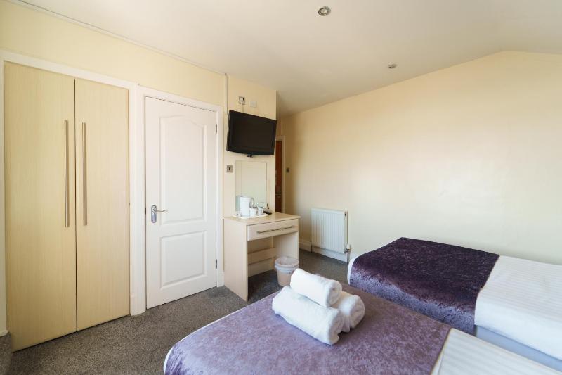 Standard Twin Room image 4