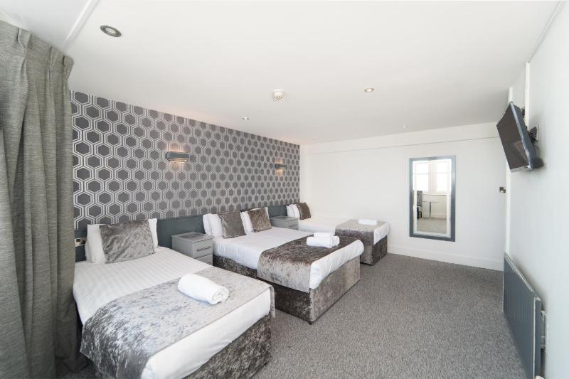 Quadruple Room image 4