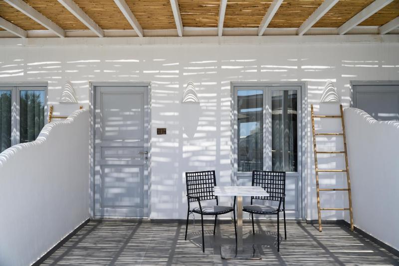 Superior Double Room Pool Front image 3