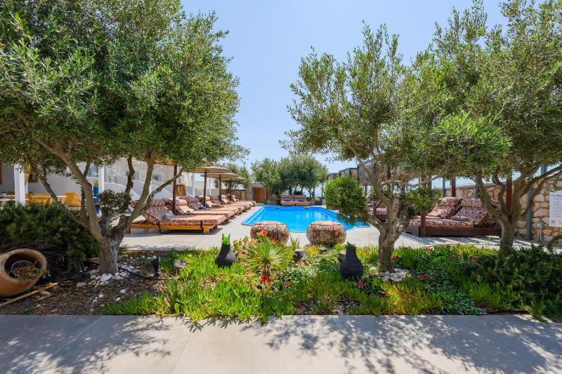 Superior Double Room Pool Front image 2