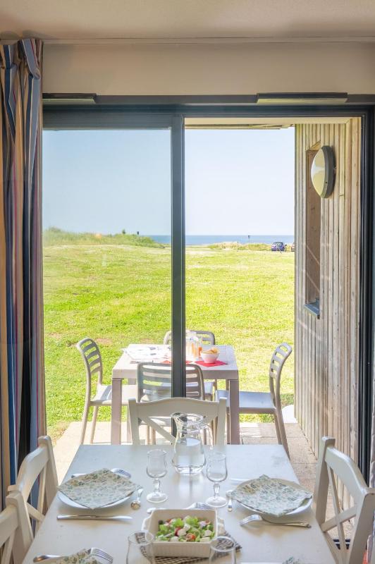 One-Bedroom Apartment with Sea View image 3