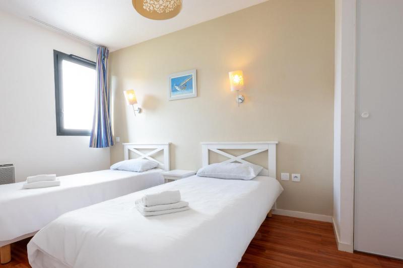 Two-Bedroom Apartment with Sea View (6 Adults) image 4