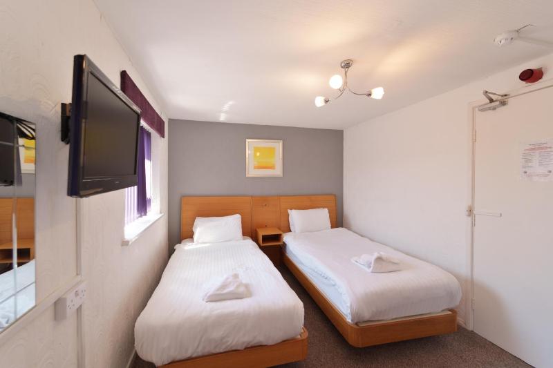 Twin Room image 3