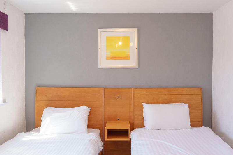Twin Room image 4