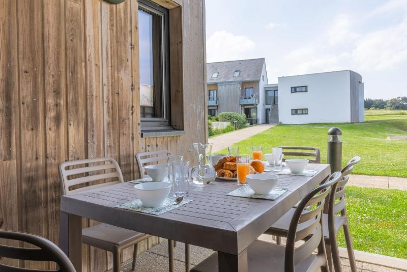 Two-Bedroom Apartment with Sea View (6 Adults) image 1