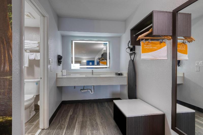 King Room - Non Smoking/Exterior Corridor image 4