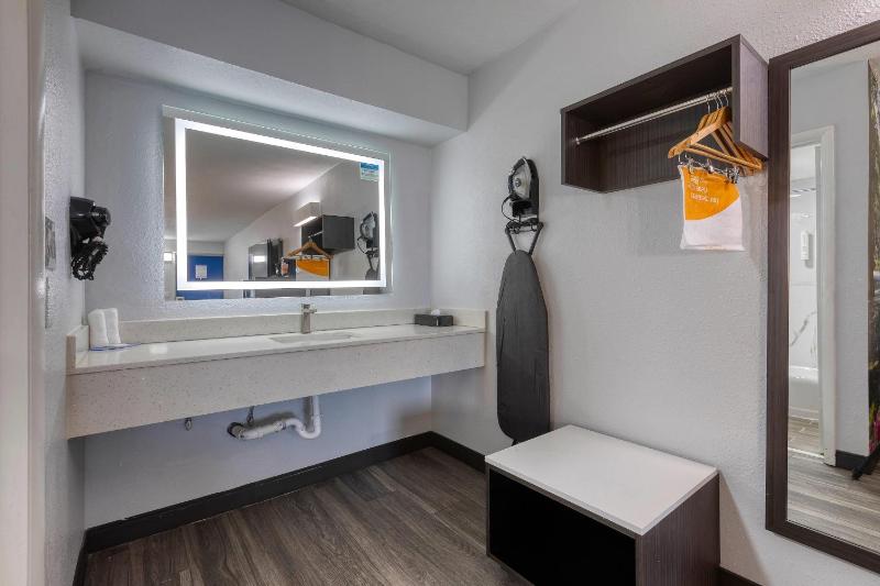 King Room - Non Smoking/Exterior Corridor image 3