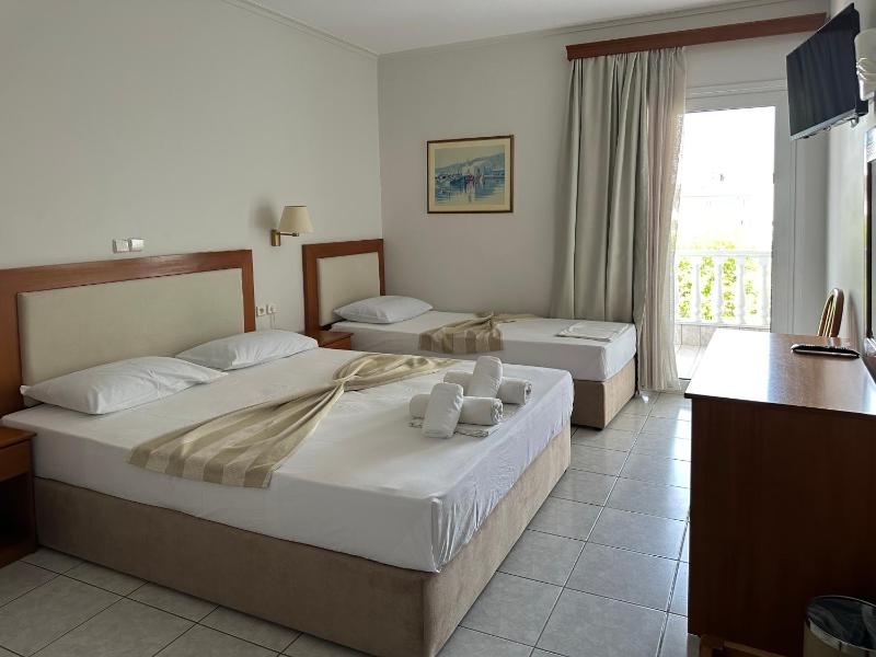 Triple Room with Balcony image 3