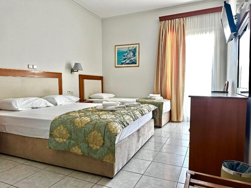 Triple Room with Balcony image 4