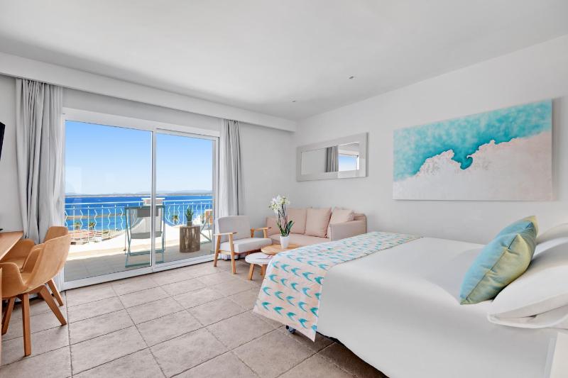 Junior Suite with Balcony and Sea View image 1
