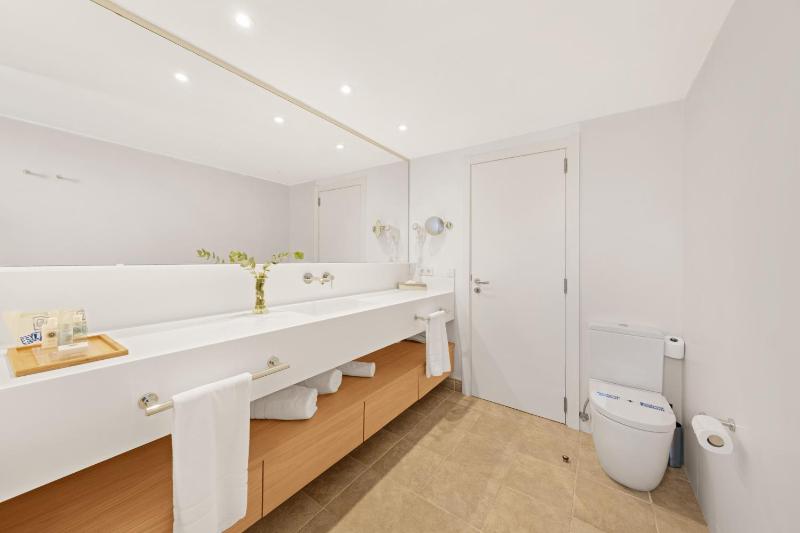 Junior Suite with Balcony and Sea View image 3