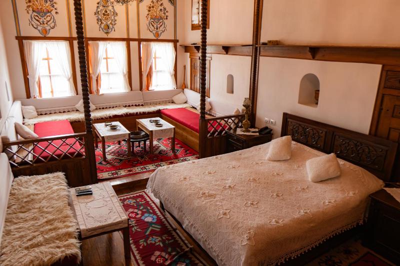 Deluxe King Suite image 4
