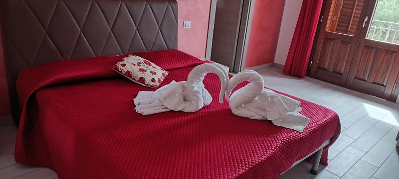 Deluxe Double Room with Balcony image 2