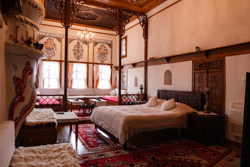 Deluxe King Suite image 3