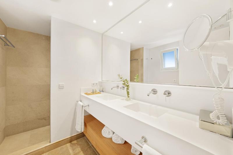 Twin Room image 3