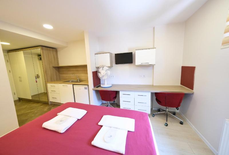 Standard Double Room image 4