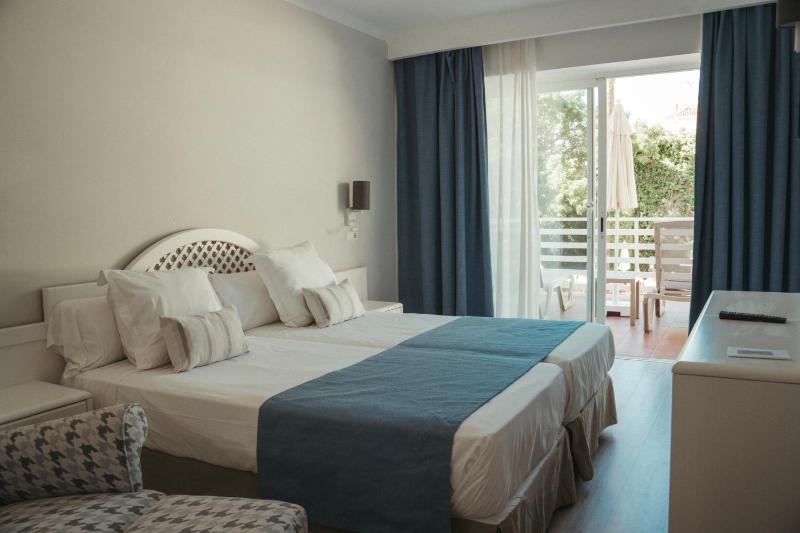 Double or Twin Room with Pool View image 4