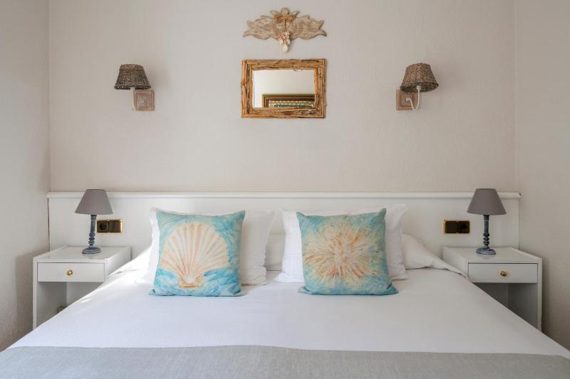 Double or Twin Room with Balcony image 4