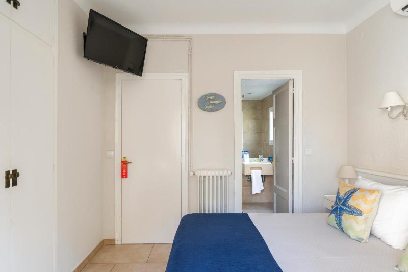 Double or Twin Room with Balcony image 3