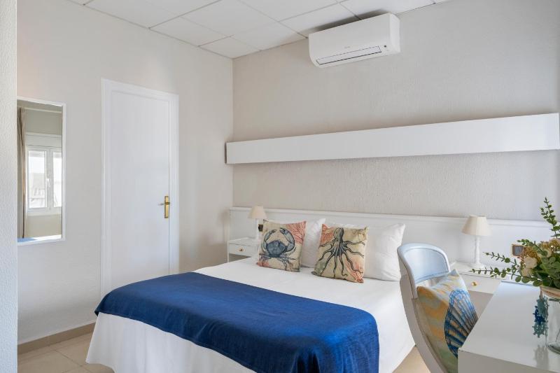 Economy Double or Twin Room image 4