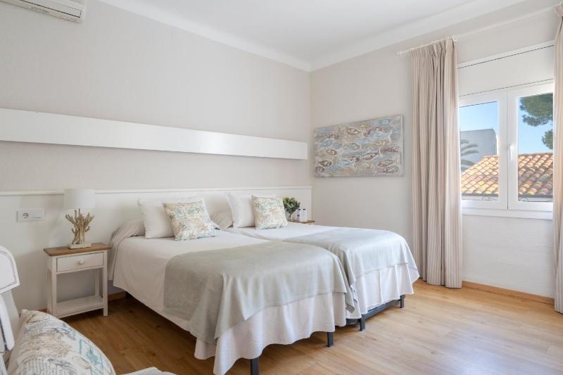 Double or Twin Room image 3