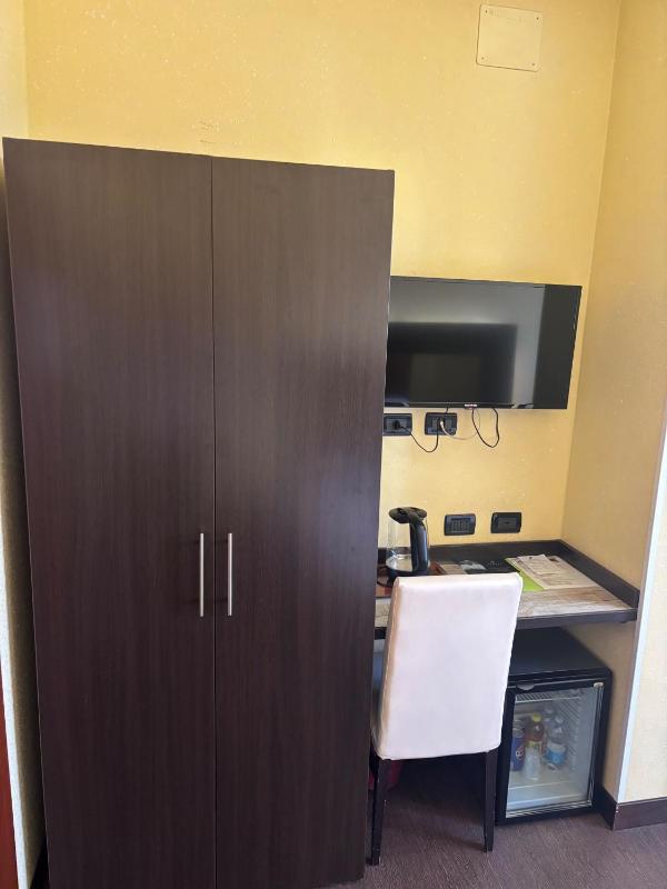 Twin Room image 3