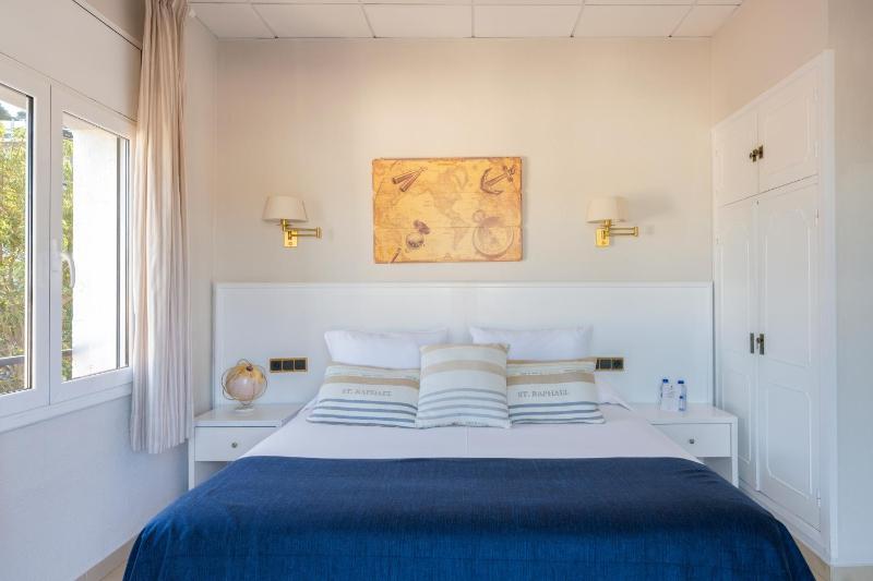 Superior Double Room with Terrace and Sea view  image 2