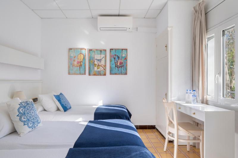 Economy Triple Room image 1