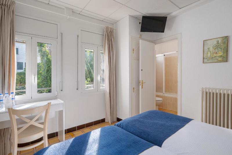 Economy Triple Room image 4