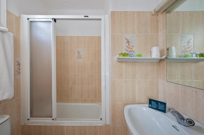 Economy Triple Room image 3