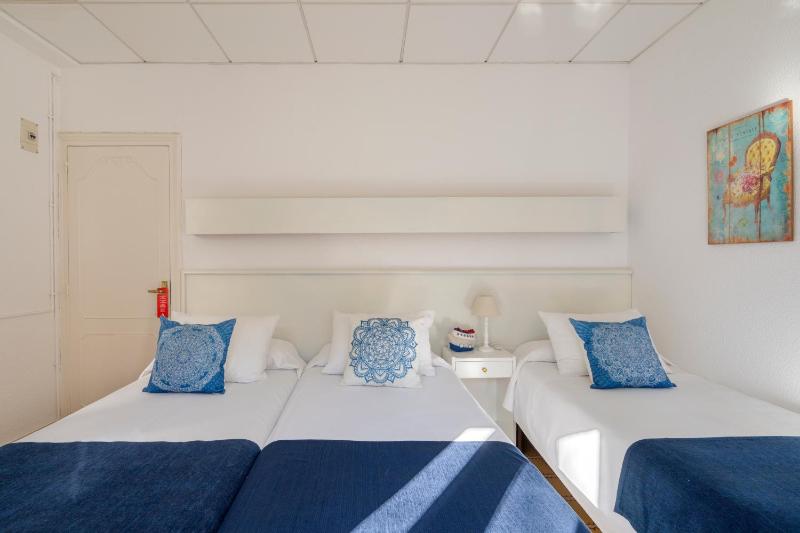 Economy Triple Room image 2