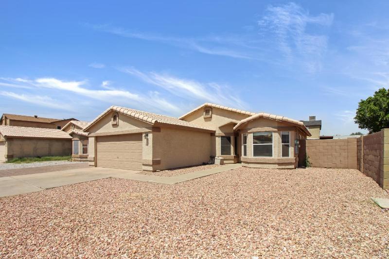 Dog Friendly Phoenix Home - Near Stadium & Westgate - image 1