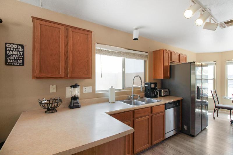 Dog Friendly Phoenix Home - Near Stadium & Westgate - image 11